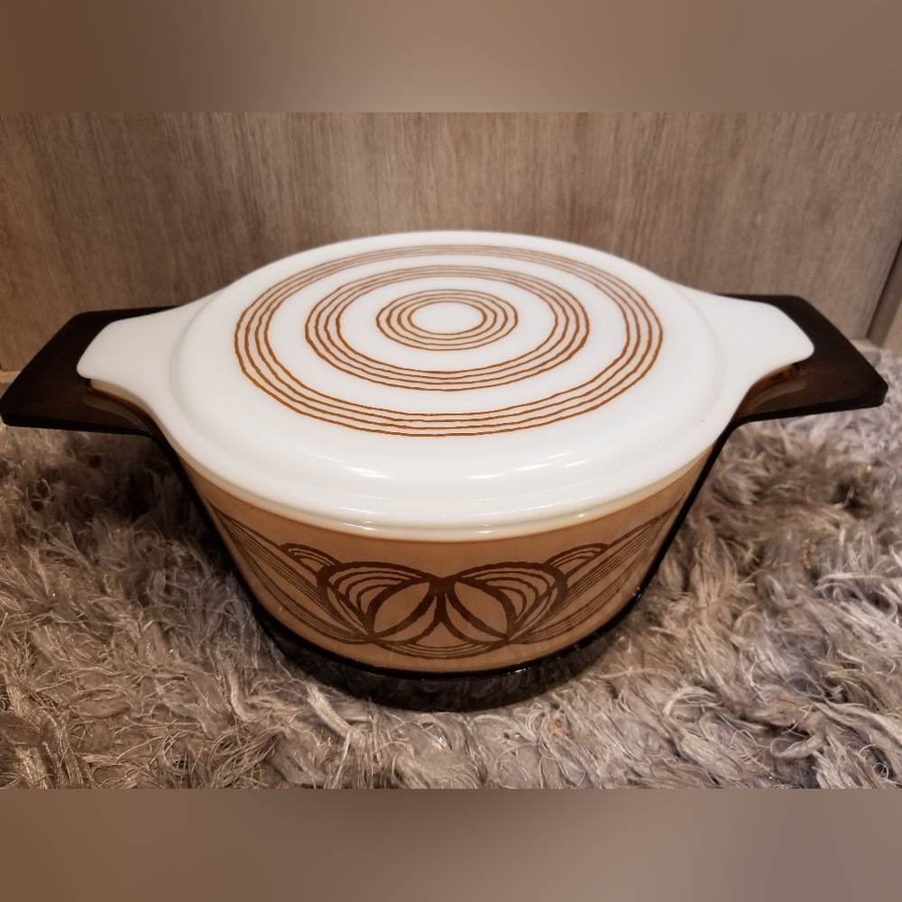 Vintage PYREX Brown Onion Cinderella Round Casserole Dish with Hugger Cradle